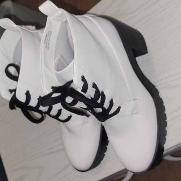 White boots - Picture 3 of 3